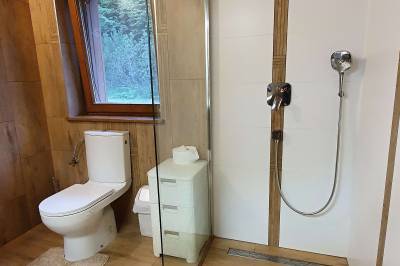Kúpeľňa so sprchovacím kútom a toaletou, Chata Panoráma, Trstená