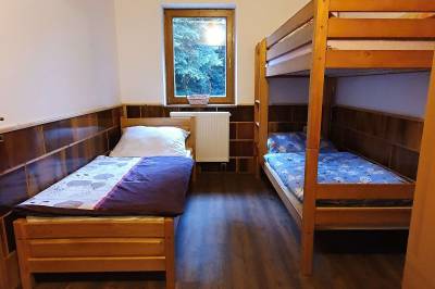 Spálňa s 1-lôžkovou a poschodovou posteľou, Chata Panoráma, Trstená