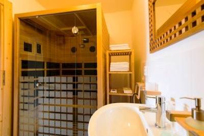 Kúpeľňa so sprchovacím kútom, saunou a toaletou, Zrub Tále, Bystrá