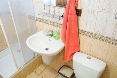 Kúpeľňa so sprchovacím kútom a toaletou, Chata Biely Potok, Oravský Biely Potok