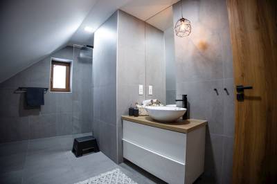 Kúpeľňa so sprchovacím kútom a toaletou, Chalupa Martinček, Terchová