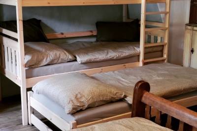 Spálňa s poschodovou posteľou a oddelenými lôžkami, Historic housing Štiavnické Bane, Štiavnické Bane