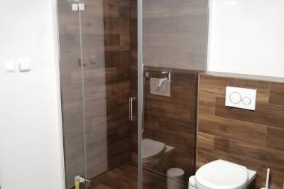 Kúpeľňa so sprchovacím kútom, vaňou a toaletou na prízemí, Vila Tomas, Veľká Lomnica