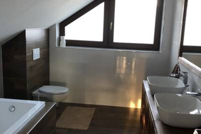 Kúpeľňa s vaňou a toaletou na poschodí, Vila Tomas, Veľká Lomnica