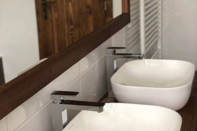 Kúpeľňa s vaňou a toaletou na poschodí, Vila Tomas, Veľká Lomnica
