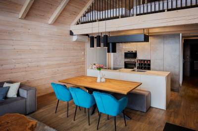 Apartmán 6+premium - plne vybavená kuchyňa s jedálenským sedením, Tri vody Apartments, Liptovský Mikuláš