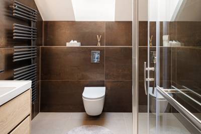 Apartmán 2+ panorama - kúpeľňa so sprchovacím kútom a toaletou, Tri vody Apartments, Liptovský Mikuláš