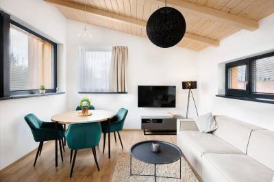 Apartmán 4+ family - obývačka s gaučom, LCD TV a jedálenským sedením, Tri vody Apartments, Liptovský Mikuláš