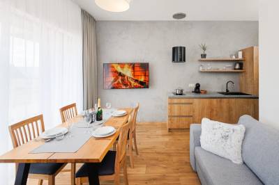 Apartmán 2+ family - obývačka s gaučom, LCD TV a jedálenským sedením, Tri vody Apartments, Liptovský Mikuláš