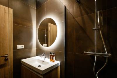 Apartmán 2+ family - kúpeľňa so sprchovacím kútom a toaletou, Tri vody Apartments, Liptovský Mikuláš