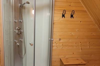 Kúpeľňa so sprchovacím kútom, Chalupa Horárka, Špania Dolina