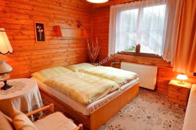 Spálňa s manželskou posteľou a 1-lôžkovou posteľou, Chata Roháče, Oravský Biely Potok