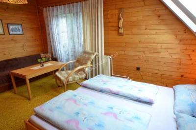 Spálňa s manželskou posteľou a 1-lôžkovou posteľou, Chata Roháče, Oravský Biely Potok