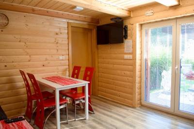 Apartmán malý – jedálenské sedenie a TV v obývačke, Chalupa pod Lyscom, Jasenská Dolina