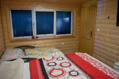 Apartmán malý – spálňa s manželskou posteľou a 2 prístelkami, Chalupa pod Lyscom, Jasenská Dolina