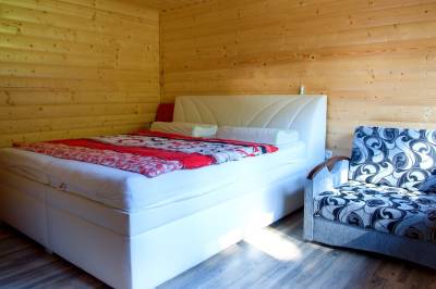 Apartmán malý – spálňa s manželskou posteľou a 2 prístelkami, Chalupa pod Lyscom, Jasenská Dolina
