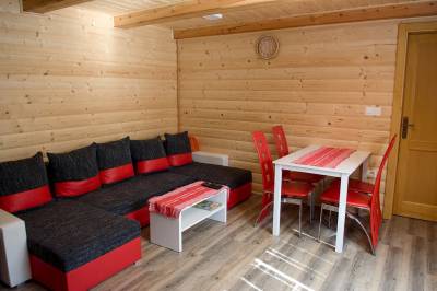 Apartmán malý – obývačka s gaučom a jedálenským sedením, Chalupa pod Lyscom, Jasenská Dolina