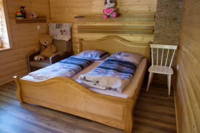 Apartmán veľký – spálňa s manželskou posteľou, 1-lôžkovou posteľou a 2 prístelkami, Chalupa pod Lyscom, Jasenská Dolina
