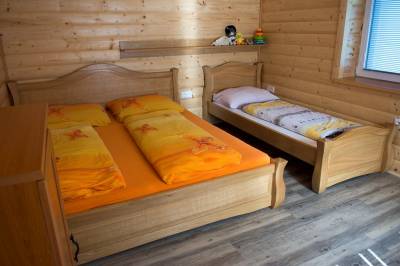 Apartmán veľký – spálňa s manželskou posteľou a dvomi 1-lôžkovými posteľami, Chalupa pod Lyscom, Jasenská Dolina