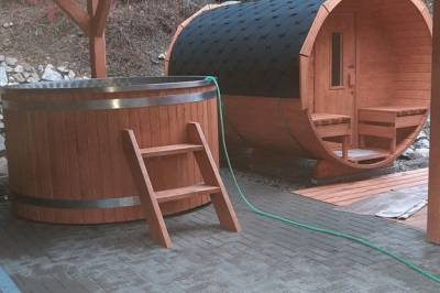 Sauna a kúpacia kaďa v exteriéri ubytovania, Chalupa pod Lyscom, Jasenská Dolina