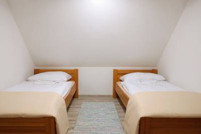 Spálňa s jednolôžkovými posteľami, Jariabka Chalet Zrub Nízke Tatry, Jarabá