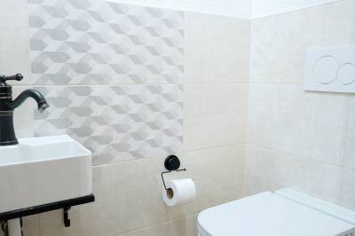 WC s umývadlom, Jariabka Chalet Zrub Nízke Tatry- terasa, gril, priestor na hry, zeleny les Vás naplnia energiou, Jarabá