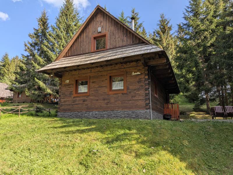 Jariabka Chalet Zrub Nízke Tatry- terasa, gril, priestor na hry, zeleny les Vás naplnia energiou, Jarabá
