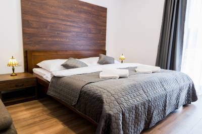Apartmán 1 - spálňa s manželskou posteľou, Chata Monumento, Valča
