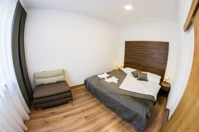 Apartmán 2 - spálňa s manželskou posteľou a prístelkou, Chata Monumento, Valča