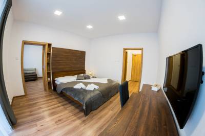 Apartmán 2 - spálňa s manželskou posteľou a LCD TV, Chata Monumento, Valča