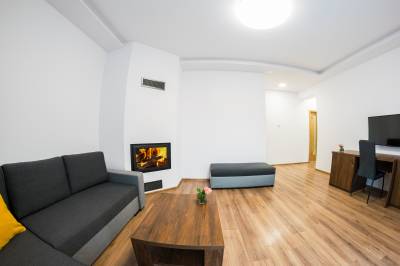 Apartmán 3 - obývačka s gaučom, LCD TV a krbom, Chata Monumento, Valča
