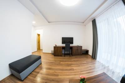 Apartmán 3 - obývačka s gaučom a LCD TV, Chata Monumento, Valča