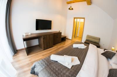 Apartmán 4 - spálňa s manželskou posteľou, prístelkou a LCD TV, Chata Monumento, Valča