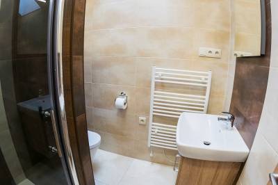 Apartmán 4 - kúpeľňa so sprchovacím kútom, Chata Monumento, Valča
