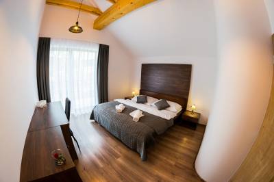 Apartmán 5 - spálňa s manželskou posteľou, Chata Monumento, Valča