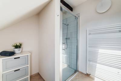 Kúpeľňa so sprchovacím kútom, Chalupa u Havranov, Bystrá