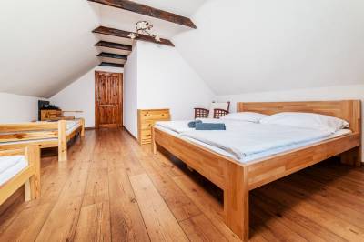 Spálňa s manželskou posteľou a dvomi oddelenými lôžkami, Chalupa u Havranov, Bystrá