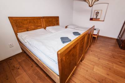 Spálňa s manželskou a 1-lôžkovou posteľou, Chalupa u Havranov, Bystrá