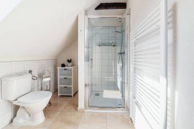 Kúpeľňa so sprchovacím kútom a toaletou, Chalupa u Havranov, Bystrá
