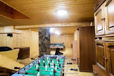 Spoločenská miestnosť so stolným tenisom, stolným futbalom a biliardom, Chata u Rózy, Oščadnica