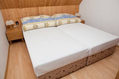 Spálňa s manželskou posteľou, Chatka Drienok 818, Mošovce