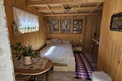 Mini chata s manželskou posteľou a kuchynským kútikom, Zelená Chata, Trstená