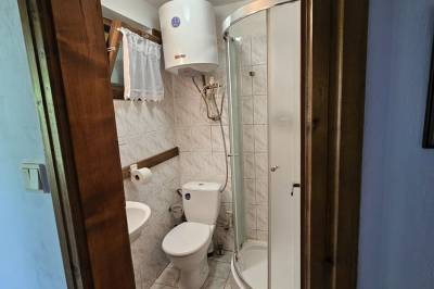 Kúpeľňa so sprchovacím kútom a toaletou, Zelená Chata, Trstená