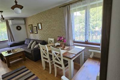 Obývačka s krbom, gaučom a jedálenským sedením, Zelená Chata, Trstená