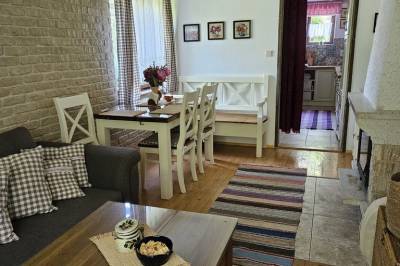 Obývačka s krbom, gaučom a jedálenským sedením, Zelená Chata, Trstená
