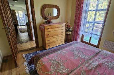 Spálňa s manželskou posteľou a vstupom na balkón, Zelená Chata, Trstená