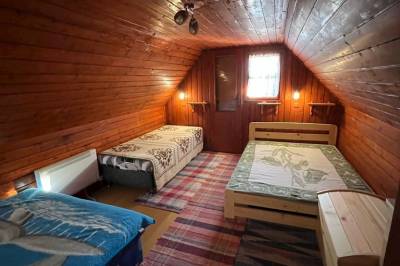 Spálňa s 2 manželskými posteľami a 1-lôžkovou posteľou, Chatka Helenka, Horná Lehota