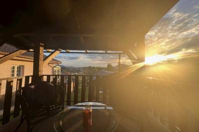 Vychutnávanie západu slnka na terase v exteriéri ubytovania, Chatka Helenka, Horná Lehota