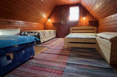Spálňa s 2 manželskými posteľami a 1-lôžkovou posteľou, Chatka Helenka, Horná Lehota