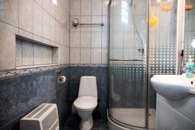 Kúpeľňa so sprchovacím kútom a toaletou, Chalupa Slniečko Dolný Ohaj, Dolný Ohaj